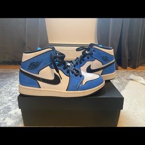 Jordan 1 Signal Blue. Mens Jordan sneakers. SIZE 8